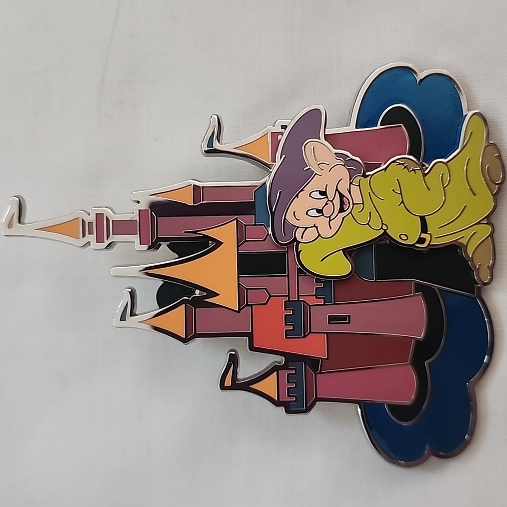 Disneyland  Niftie Fifties Flashback Dopey with Castle Pin LE 500